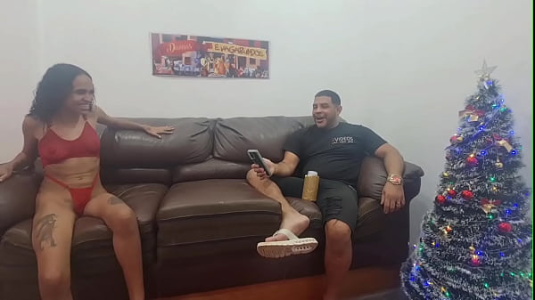 Parte 01 Surfista en el sofá_ con Leo el ogro revela que se arrepiente de haber abandonado a su hija y se fue a trabajar a un caba&ré_ porque estaba aburrido_ en casa.