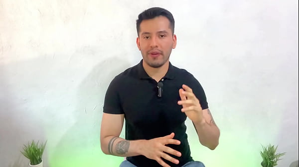 Un giovane ragazzo dotato penetra per la prima volta senza sella il muscoloso amico militare di suo padre! storia sessuale