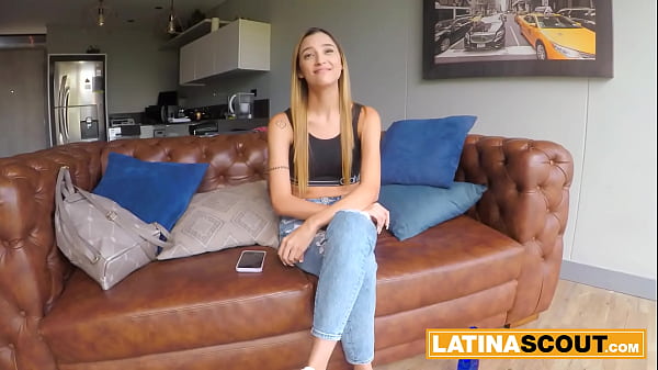 Hermosa joven se divierte