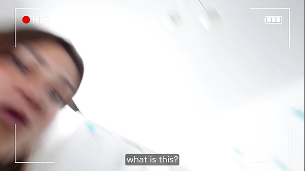 Lo scherzo in bagno del fratellastro del blogger si ritorce contro quando la sorellastra lo sorprende e lo scopa