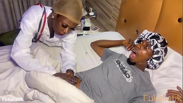 Süße zierliche Ebenholzmuschi reitet großen Schwanz.