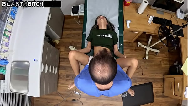 Schöner Teenager neckt Unbekannt