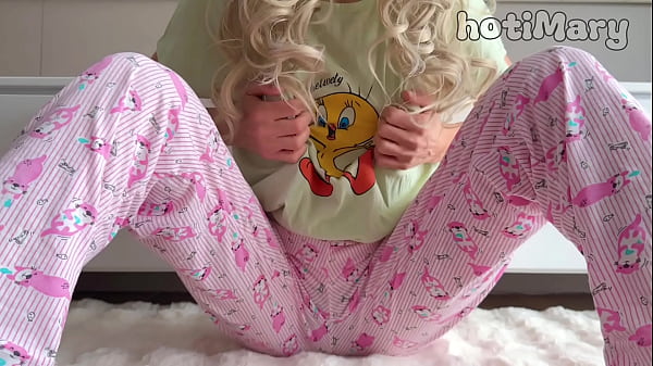 GRANDE SQUIRT! magra studentessa con tette piccole si masturba la figa con le dita