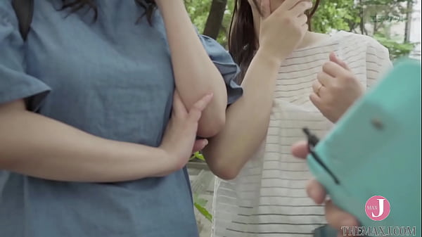 Manami &quot_Dacchu-no&quot_ Nakadashi in un rapporto a tre con uomini più anziani! Il commesso del negozio prelevato a Shibuya ha un allarme di allagamento che spruzza! - Introduzione