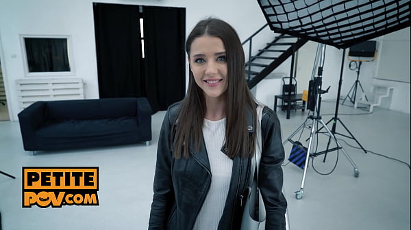 La troia in lingerie Sybil è un'adolescente in missione per scopare un cazzo: è POV