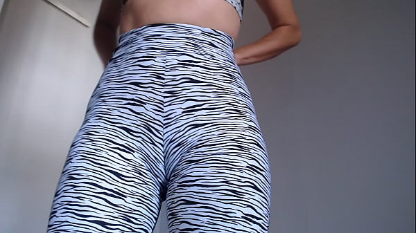 Moglie senza maschera che prova l'abbigliamento da palestra. Per ulteriori contenuti iscriviti al RED di Esposaheyya