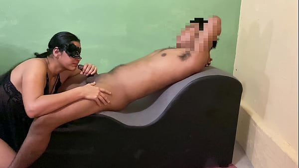 Faccio un pompino al mio vicino per avermi aiutato con Internet | Avventure sottomesse