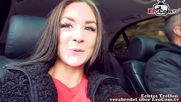 Fick im Auto mit einem brünetten deutschen Teenager bei einem öffentlichen Sextreffen