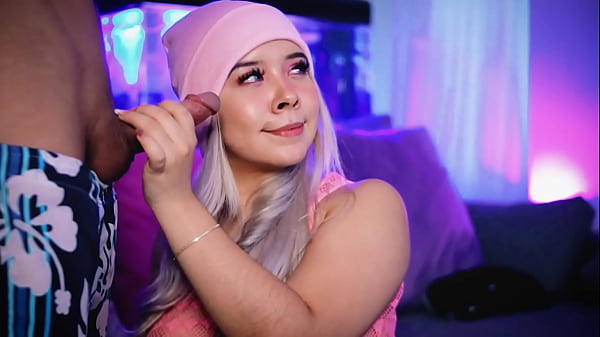 Mollige Blondine mit süßem Gesicht lutscht den Schwanz ihres Freundes