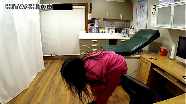 ¡No le digas al doctor que me corro en el reloj! La enfermera Blaire Celeste se cuela en la sala de examen y se masturba con una varita mágica en HitachiHoes - Reup