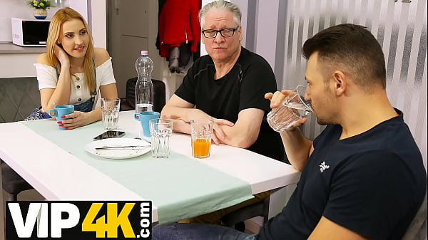 DY4K. Una bionda eccitata si intrufola in cucina e seduce il vecchio fidanzato