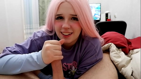 Heißer, attraktiver Teenager tritt auf - Blowjob