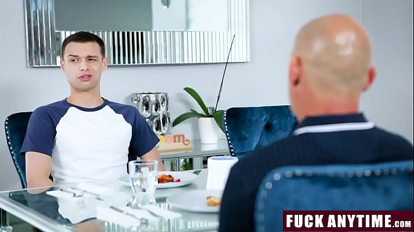 सौतेले बेटे को जब भी चाहे सहायक तक निःशुल्क पहुंच प्राप्त है! - काइली क्विन