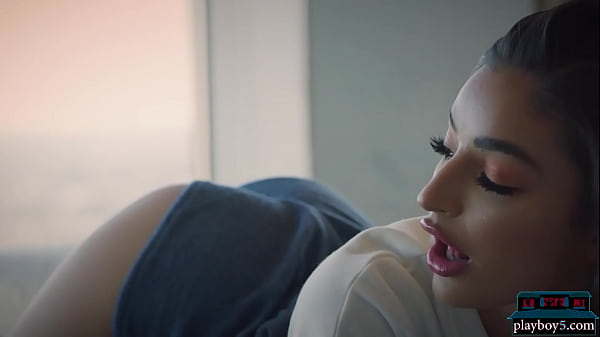 La piccola latina Emily Willis promuove il football americano restando nuda