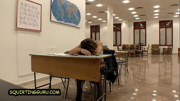 Teen squirta esegue un video