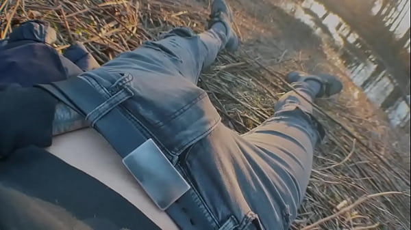 Una bella adolescente attraente si diverte - sexy