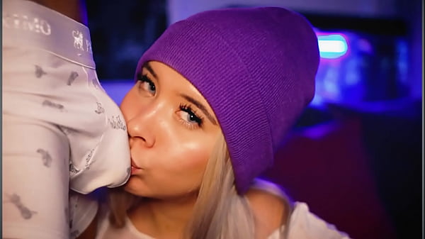 性感的哥伦比亚金发女郎想在你观看时吃掉她的鸡巴