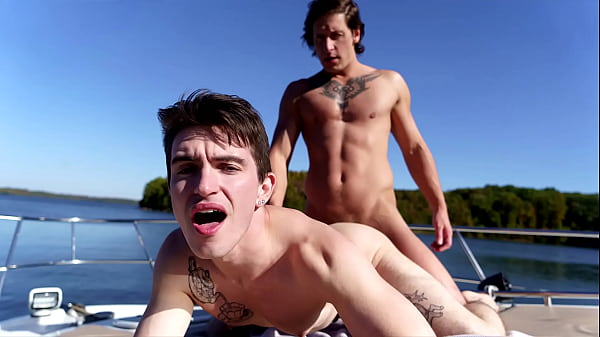 Sulla barca, Dalton prende il sole nudo, motivando Caleb a scattargli alcune foto segrete. Lusingato, invita Caleb a provare il suo primo cazzo