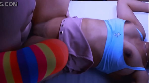 Cô con gái riêng liên tục kêu đau khi cố gắng quan hệ nhưng anh biết đó là do cô quá chật nên cần thời gian để làm quen.