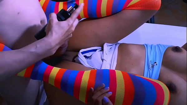 La belle-mère de son amie avait récemment divorcé et cherchait du réconfort dans les bras d'un homme beaucoup plus jeune qu'elle, et lorsqu'elles étaient seules dans l'appartement, elle se livrait à lui sans retenue.