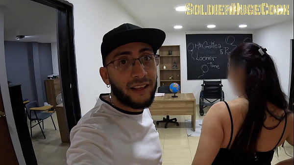 Ich treffe ein Mädchen aus sozialen Netzwerken und versuche, sie davon zu überzeugen, Pornos zu machen ... Sie will einfach nur meinen Schwanz lutschen und mein Sperma schlucken