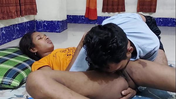 Hanif pk e Popy Horny bruna mostra quanto ama un lungo palo duro nella sua figa Deshi Sex