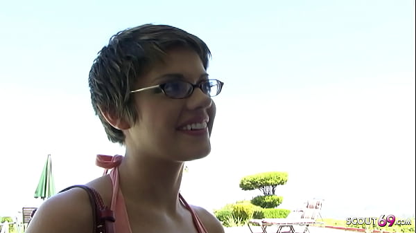 Kurzhaariges College-Mädchen Haileey James wird von einem weißen Monsterschwanz abgeholt und gefickt