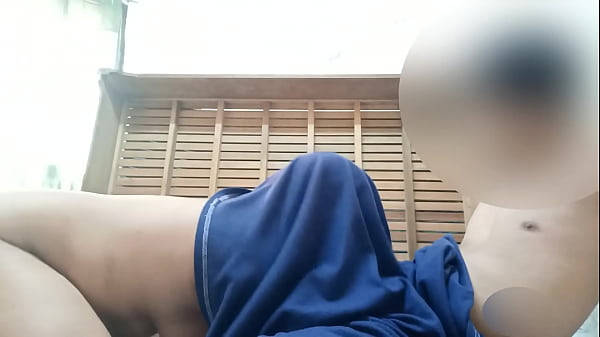 Freches Teenie-Mädchen posiert im Teenageralter