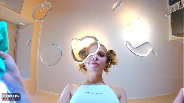 Linda jovencita realiza