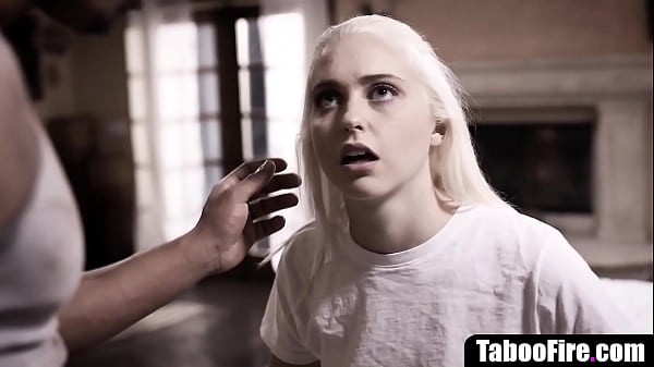 Giovane ragazza cieca ingenua deflorata da un uomo di colore inquietante