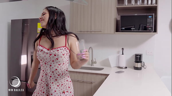 भारत की एक खूबसूरत लड़की हस्तमैथुन करते समय &uml_RINGA RINGA&uml_ की लय पर नृत्य करती है - मिन गैलीलिया