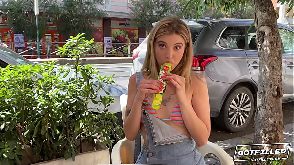 Chica adolescente traviesa posa en rubia