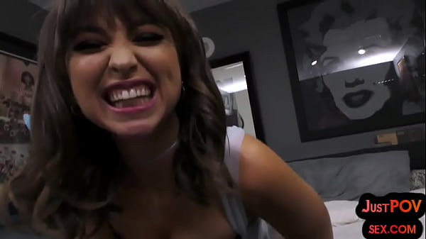 Anal POV hairypussy teen ATM suce profondément la bite pendant qu'elle est baisée