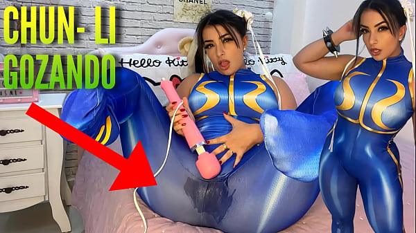 Cô gái cosplay gợi cảm ăn mặc như Chun Li từ võ sĩ đường phố chơi với máy rung htachi của cô ấy cumming và ngâm quần lót và quần của cô ấy ahegao