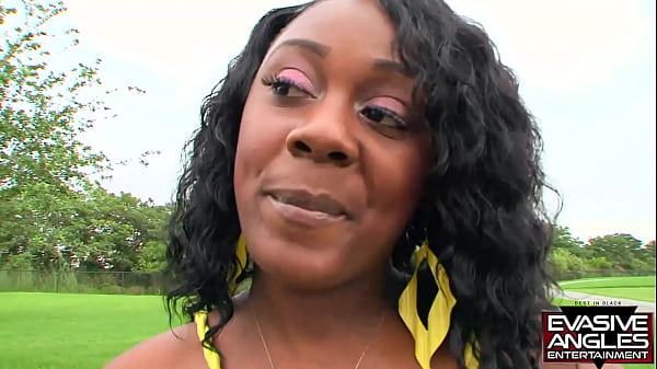 EVASIVE ANGLES Es sind Nachbarn, die gelegentlich zusammen spazieren gehen, aber heute wird die geile MILF erregt, schaut auf die Titten des schönen Teenagers und bittet sie, vorbeizukommen, um sich einen lesbischen Spaß zu gönnen