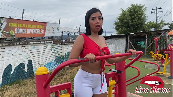 Ich spiele mit meinem Arsch. Ich möchte einen Schwanz in meinen Arsch bekommen, also stecke ich zuerst einen Dildo hinein, um am Ende meine Lehrerin zu ficken