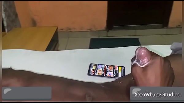 Uno stallone nigeriano arrapato ha il suo cazzo enorme