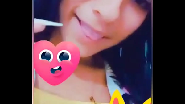 Süßes junges Mädchen zieht sich aus