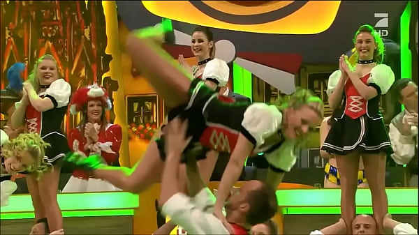 Molte Dancing Girls mostrano l'upskirts alla televisione tedesca