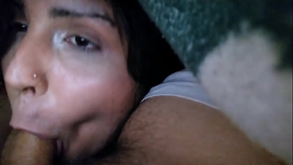 CHUPANDO MEU TIO ENQUANTO A ESPOSA DELE ESTÁ ASSISTINDO TV