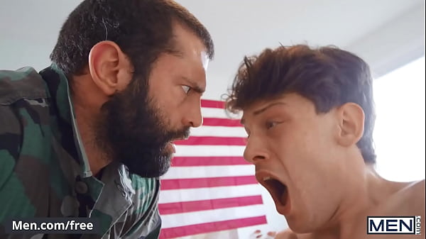 Der geile Twink (Edward Terrant) liebt es, mit Dildos zu spielen und sich von (Markus Kage) - Männern - hart in den Arsch ficken zu lassen