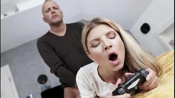 Gamer Girl Focus Gina Gerson, Thomas Stone