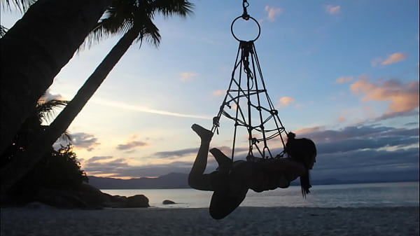 Bellissima teenager si spoglia in modo sadomaso