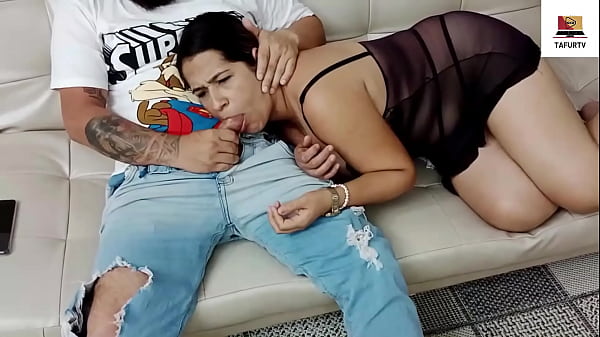 LOS MEJORES MOMENTOS DE LA MAMADA QUE ME HIZO MI HERMANA EN EL SOFÁ DE LA CASA MIENTRAS ESTABAMOS SOLOS ESA PUTA CALIENTE