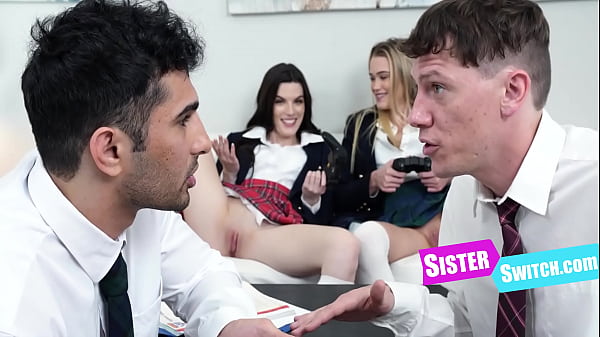 Sorellastre adolescenti lasciano cadere le mutandine per noi