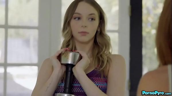 Dopo l'allenamento, la rossa sexy e la bionda Lily Larimar e Lumi Ray Makeout