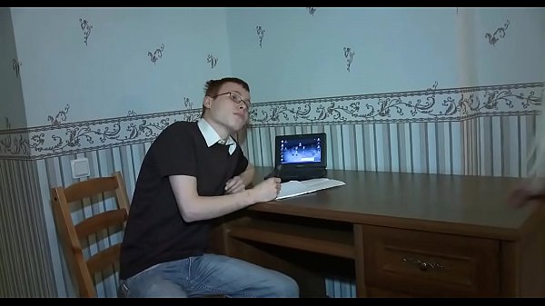 Chica traviesa levanta sus largas piernas.