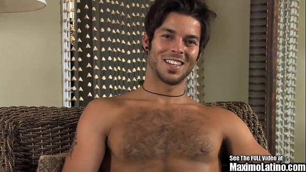 Scharfer, hübscher Latino-König wichst sich einen runter