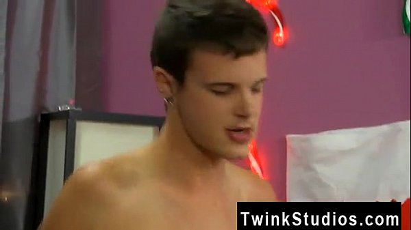 Bilder von schwulen asiatischen Männern, die ejakulieren. Ryan Sharp ist nicht erregt, wenn er