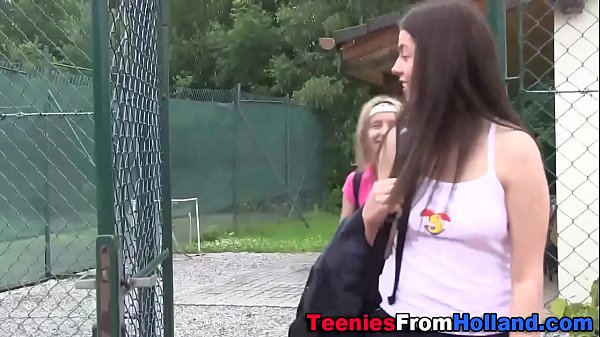 Piccola teenager da tennis con dita